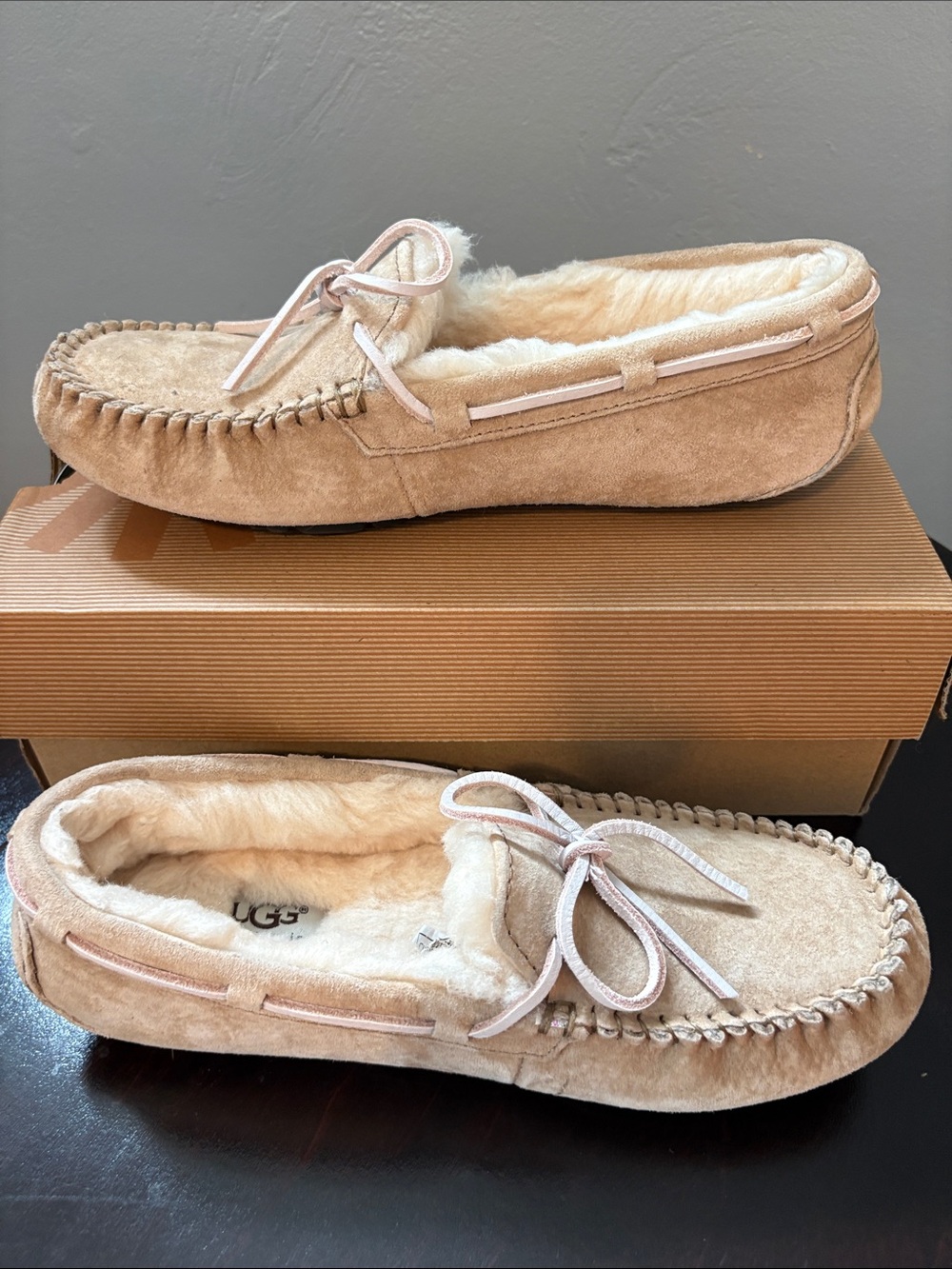 UGG Australia Women's Dakota Chestnut Suede Moccasin Slippers with Bow - Size 8 - Picture 6 of 13